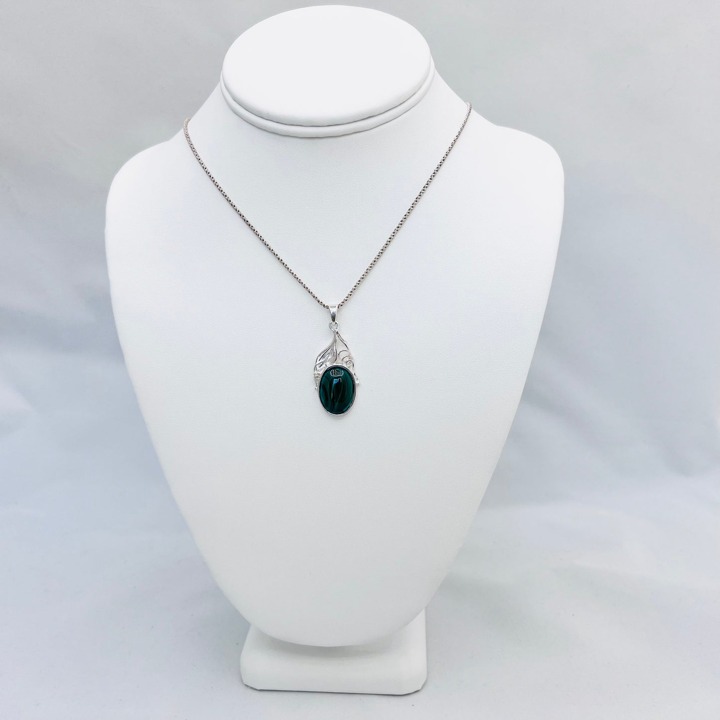 18x13mm Oval Malachite .925 Silver Pendant on 1.4mm 18" Reverse Double Rope Chain